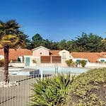 Casa de Férias Maison Avec Piscine Chauffée, à 500m De La Et Proche Forêt - Terrasse, Vélos Inclus - Fr-1-652-3 Saint-Hilaire-de-Riez